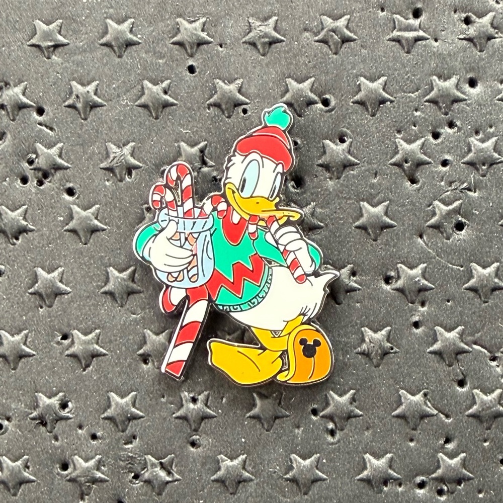Disney Donald Duck Holiday Pin - Red and Green- Chaser